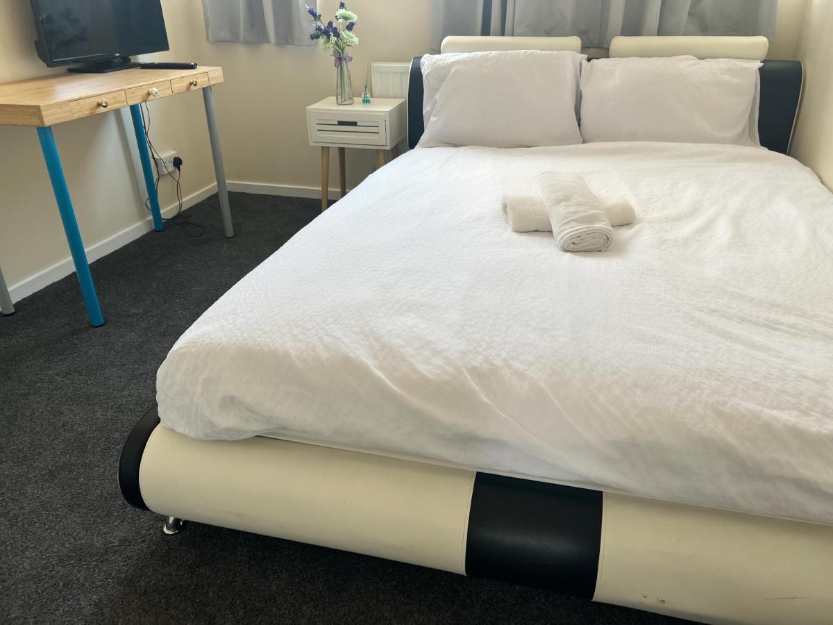 Stunning 3 Bedroom Property- Large Quarto em Acomodações Particulares Londres